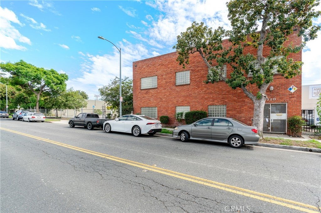 700 W Wilson Avenue