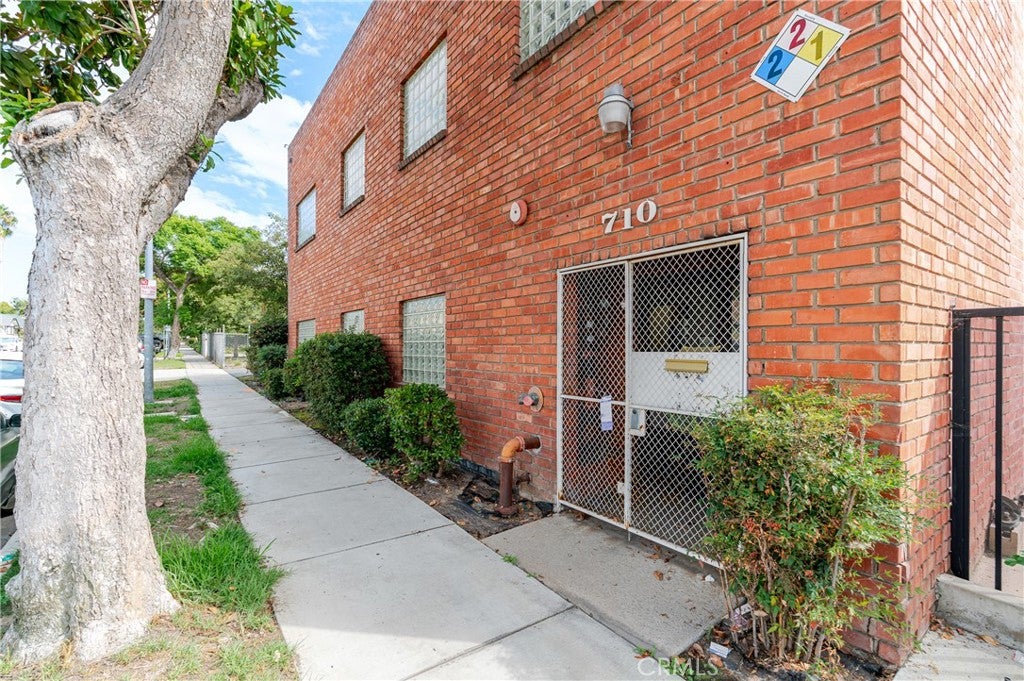 700 W Wilson Avenue