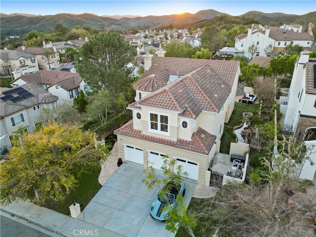 Photo of 907 Deerhill Road Rd, Oak Park, CA 91377 (MLS # SR26012410)