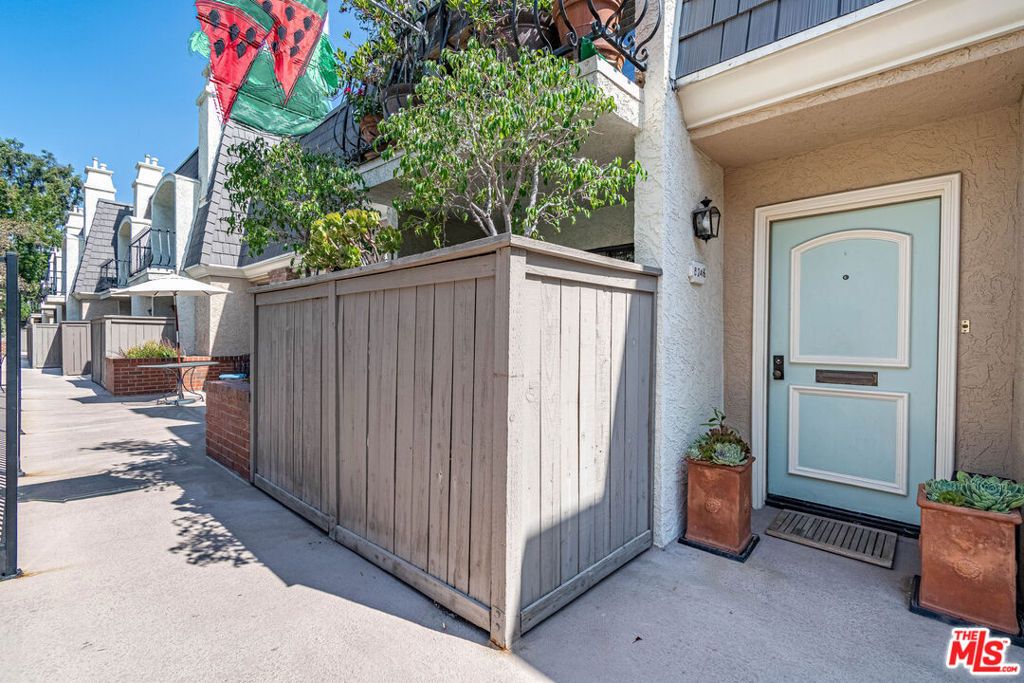Photo of 624 Wilcox Avenue #1/2, Los Angeles, CA 90004 (MLS # 25564259)