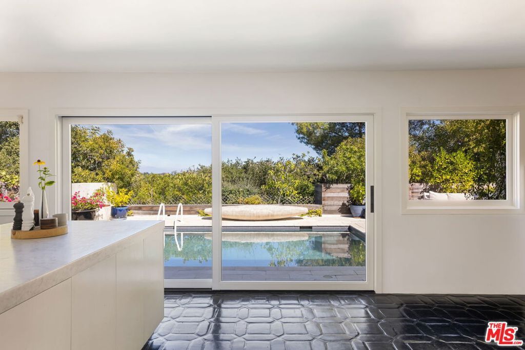 Photo of 8704 Hollywood Hills Road, Los Angeles, CA 90046 (MLS # 25585165)