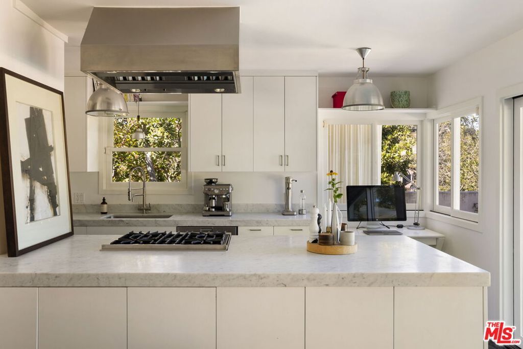 Photo of 8704 Hollywood Hills Road, Los Angeles, CA 90046 (MLS # 25585165)