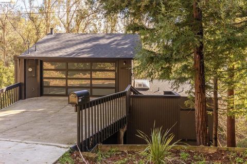 Photo of 6931 6931 Pinehaven Rd Rd, Oakland, CA 94611 (MLS # 41125166)