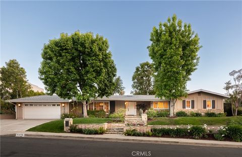 Photo of 4430 Estrondo Dr, Encino, CA 91436 (MLS # SR26089541)