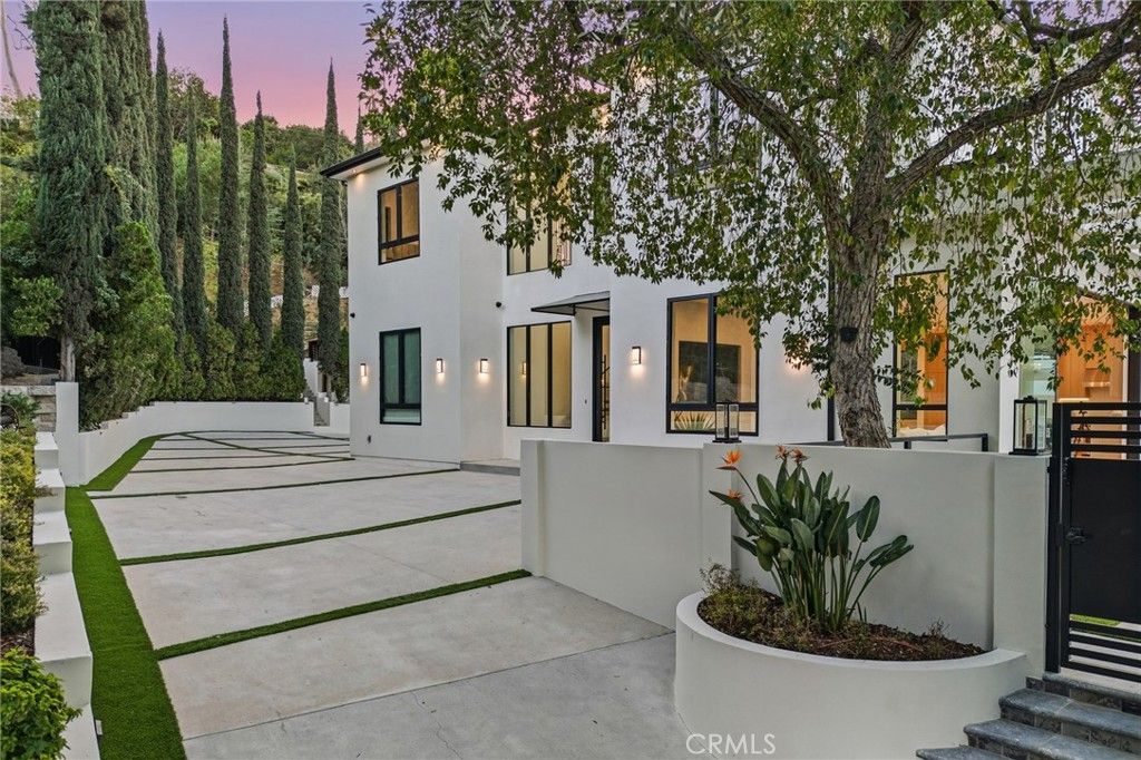 Photo of 4331 Alonzo, Encino, CA 91316 (MLS # SR26075791)