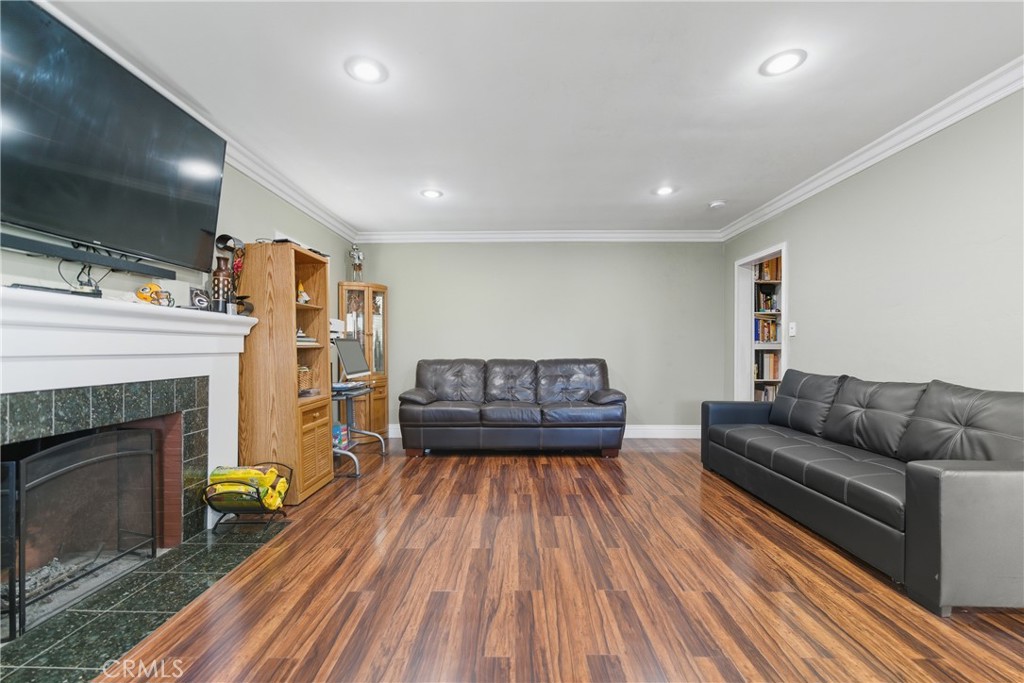 155 E Barclay