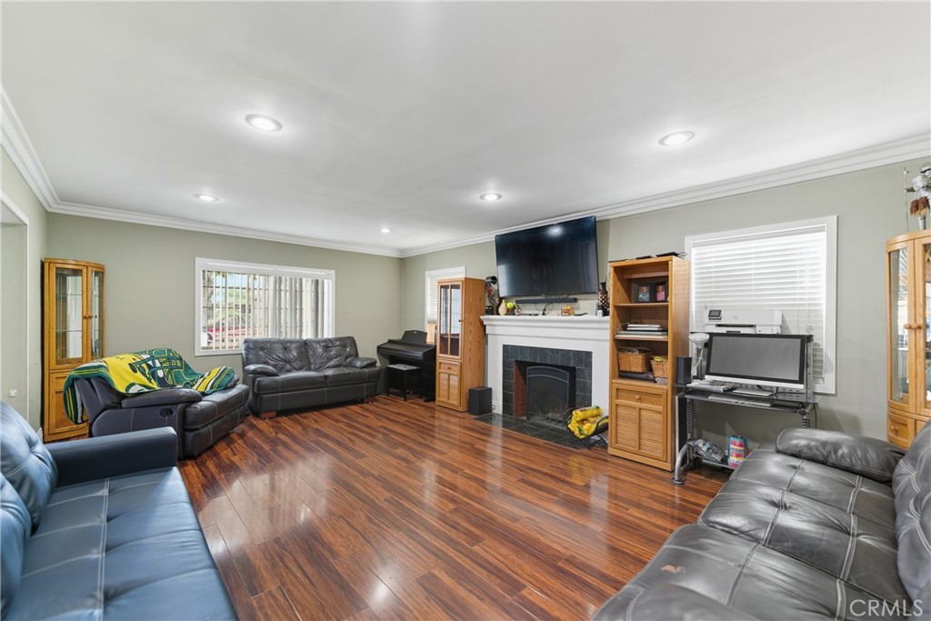 155 E Barclay