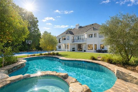 Photo of 5946 Woodlake Avenue, Woodland Hills, CA 91367 (MLS # SR26010458)