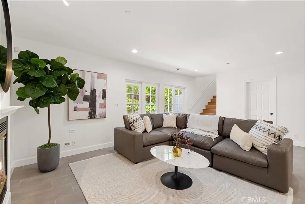 Burbank, California 91501, United States, 4 Bedrooms Bedrooms, ,5 BathroomsBathrooms,Residential,Active,183926