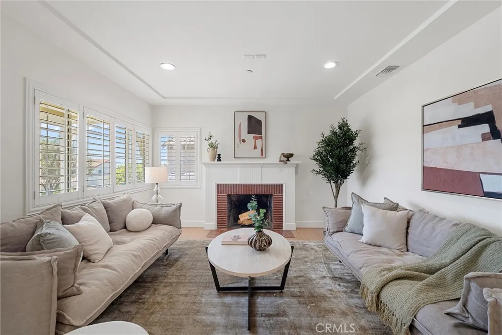 Burbank, California 91501, United States, 4 Bedrooms Bedrooms, ,5 BathroomsBathrooms,Residential,Active,183926