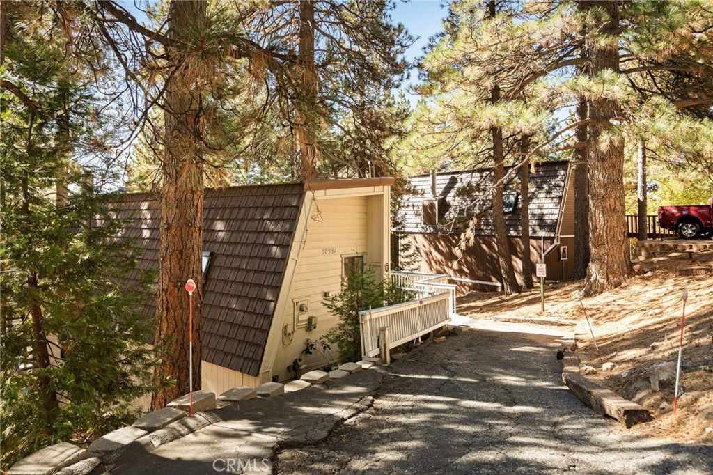 Photo of 30951 Glen Oak Dr, Running Springs, CA 92382 (MLS # IG25244337)