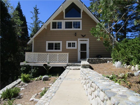 Photo of 26614 Hillcrest LN, Lake Arrowhead, CA 92352 (MLS # IV26128606)