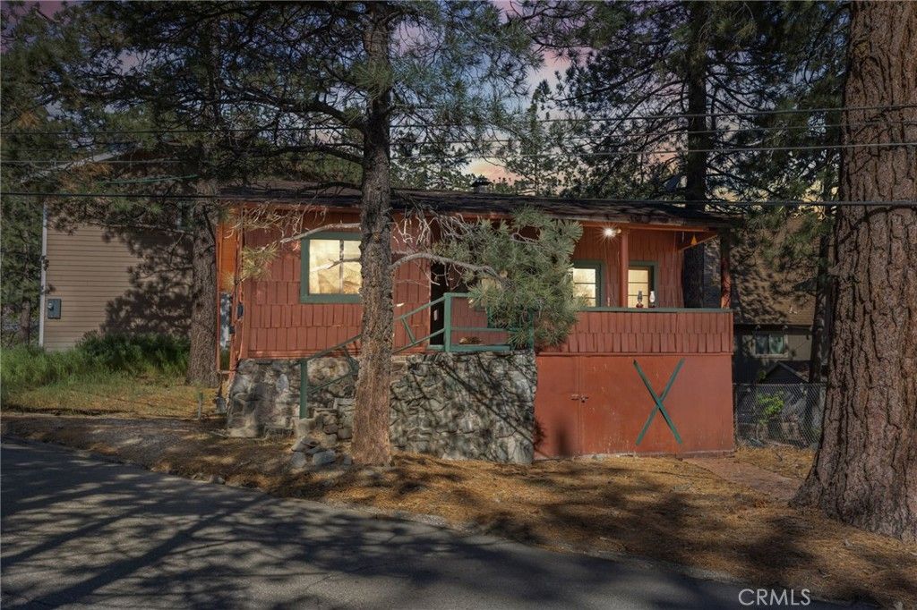 Photo of 2054 E Canyon Dr, Wrightwood, CA 92397 (MLS # TR26095673)