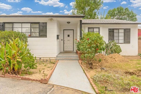 Photo of 17402 Hart Street, Van Nuys, CA 91406 (MLS # 26102013)