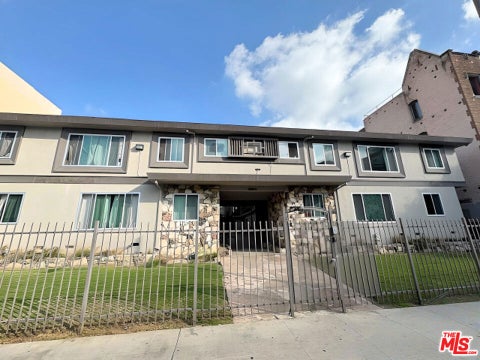 Photo of 228 S Mariposa Avenue #2, Los Angeles, CA 90004 (MLS # 26850551)