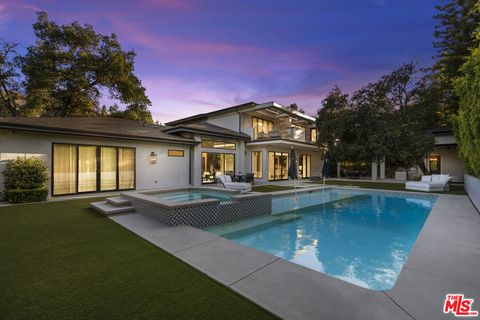 Photo of 17401 Rancho Street, Encino, CA 91316 (MLS # 26834909)