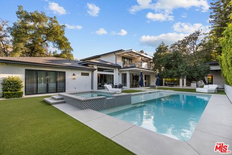 Photo of 17401 Rancho Street, Encino, CA 91316 (MLS # 26834909)