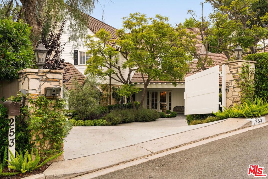 Photo of 253 Ashdale Place, Los Angeles, CA 90049 (MLS # 25584867)