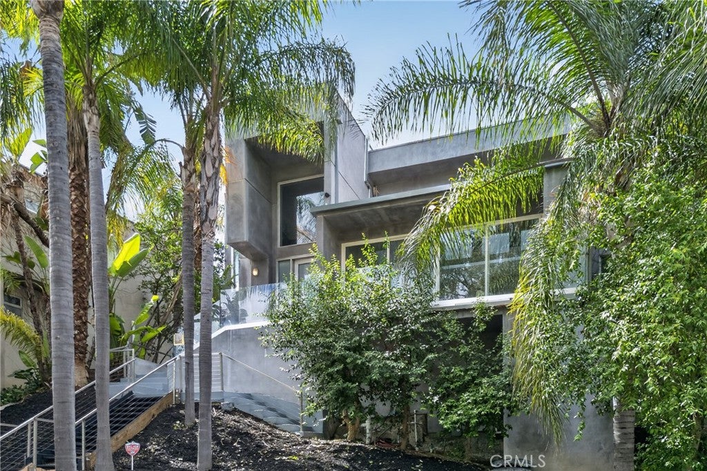 Photo of 21530 Yucatan Avenue, Woodland Hills, CA 91364 (MLS # PW26204819)