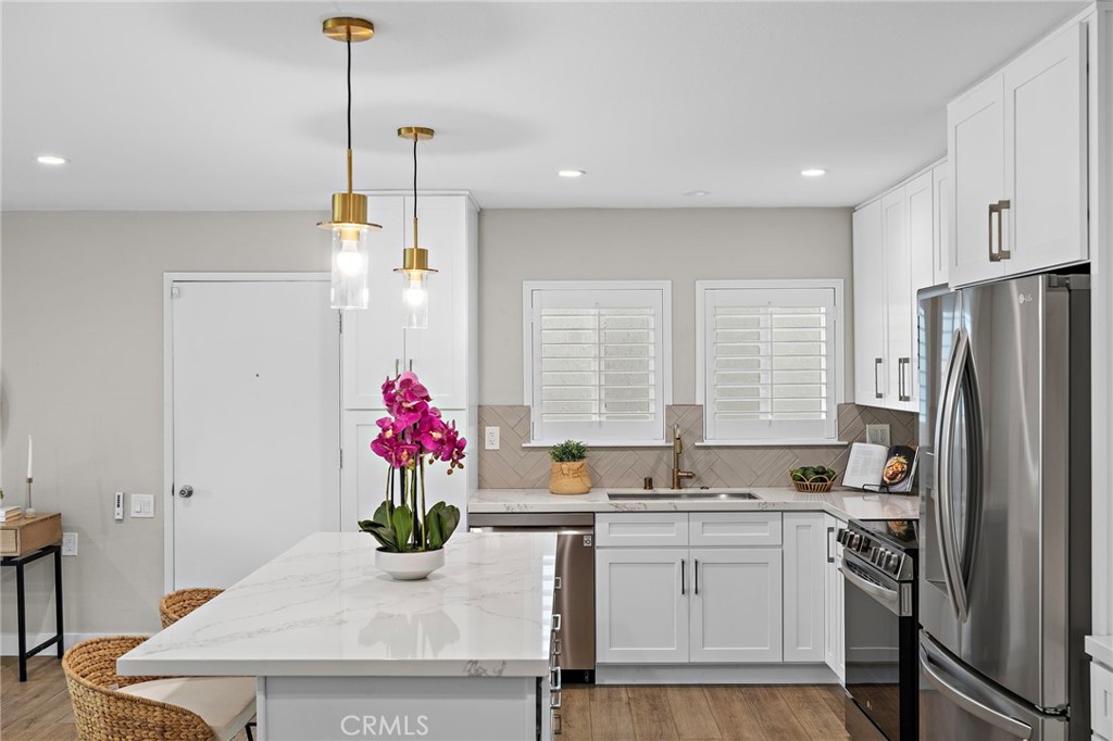 2279 Via Mariposa W P