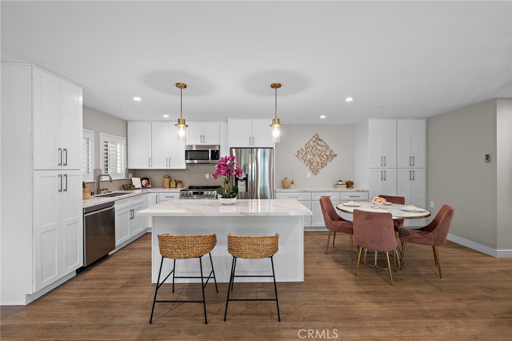 2279 Via Mariposa W P