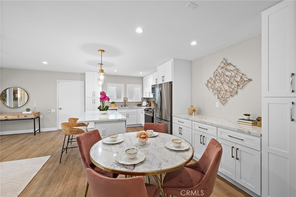 2279 Via Mariposa W P