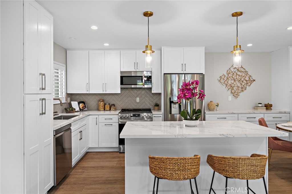 2279 Via Mariposa W P