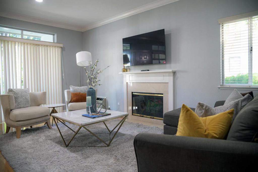 2968 Moorpark Avenue 17