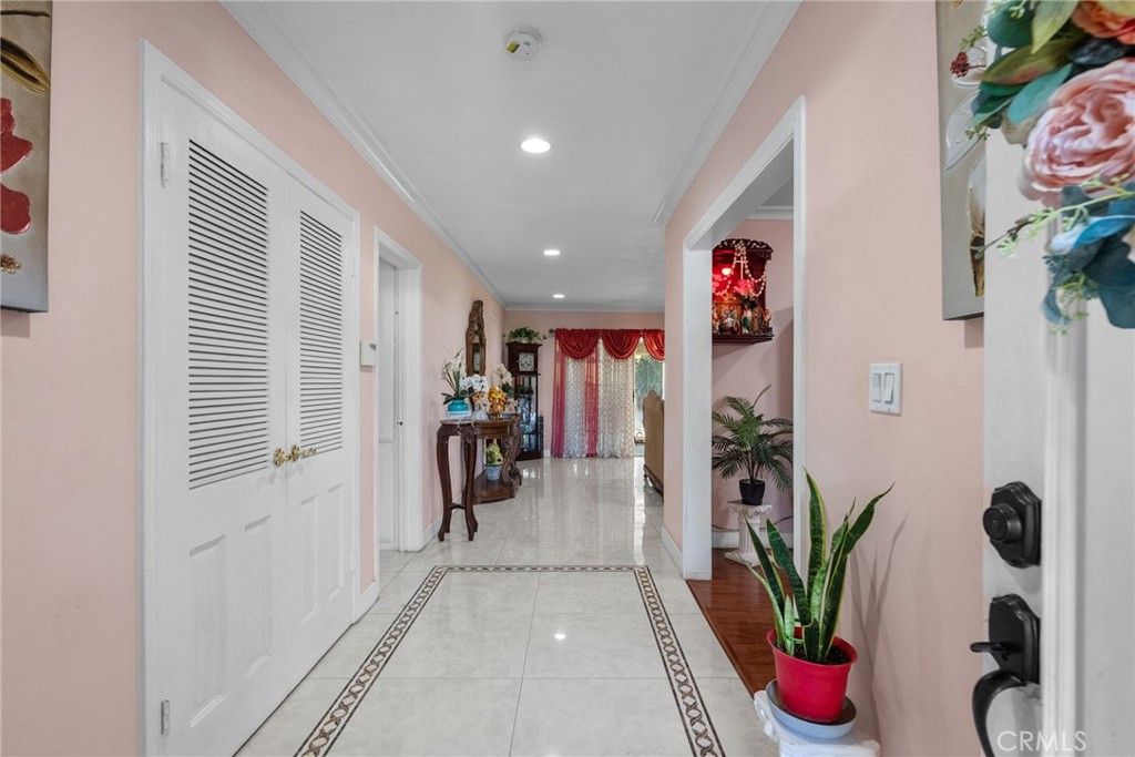 Photo of 9453 Shoshone Ave Ave, Northridge, CA 91325 (MLS # SR25237193)