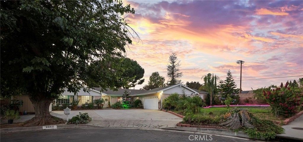 Photo of 9453 Shoshone Ave Ave, Northridge, CA 91325 (MLS # SR25237193)