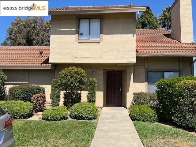 3 Bedroom, 2.5 bathroom corner unit. Freshly pained. New stove. Close to shopping mall, Travis Air Force Base and Hwy 80. Ready to move in.