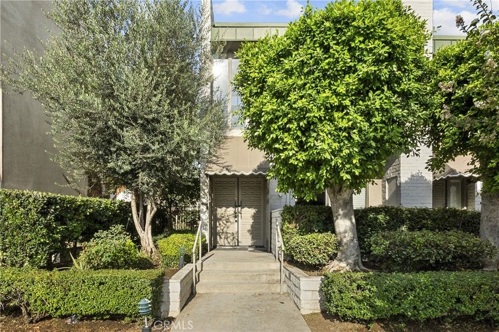 Photo of 5305 White Oak Avenue #K, Encino, CA 91316 (MLS # SR25124783)