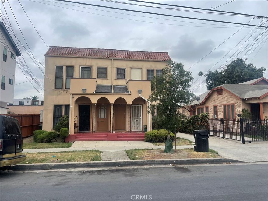 Fantastic location lots of student housing new projects, making this property a desirable one for development, walk to USC campus. Presently 5 Units with two buildings. Property is well maintained. 

This area is very sought out. 5 large 1 bedroom units fourplex + House at the rear