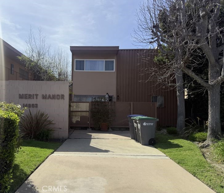 Beautiful immaculate condominium in a very quiet neighborhood, a must see.
back in the market!!!!