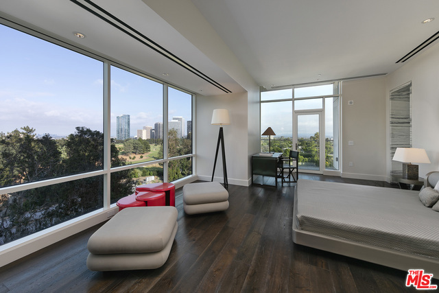 Beverly West is an ultra-luxe, 22-story boutique high-rise overlooking the Los Angeles Country Club with 35 breathtaking, light-filled residencies. 360 Views stretch east from Beverly Hills to Hollywood and Downtown, south to Century City and west to the Pacific. Beverly West is the ultimate in Southern California luxury living with amenities ranging from a 24-hour doorman and concierge service, security team and valet, to a saltwater pool and Pilates studio. Five unique design schemes have been expertly tailored to the Beverly West's residences, showcasing the home collections of David Sutherland, Christian Liaigre, Ralph Lauren's City Modern, Armani/Casa, and James Perse's Malibu Collection--all expressing a casual approach to elegance that is distinctly Californian.