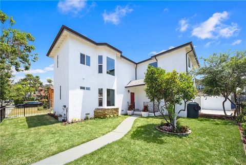 Photo of 1372 Carmona Avenue, Los Angeles, CA 90019 (MLS # SR26088231)