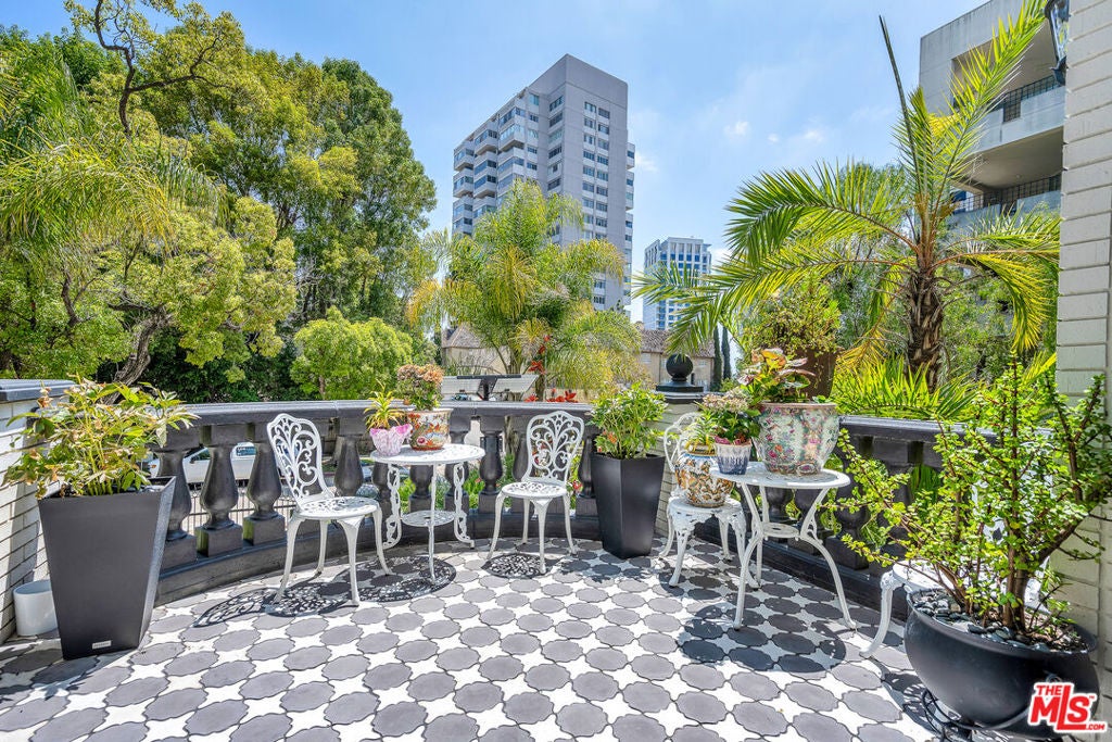 851 Devon Avenue