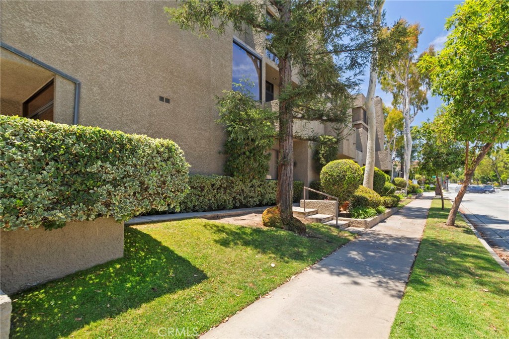 484 E California 8