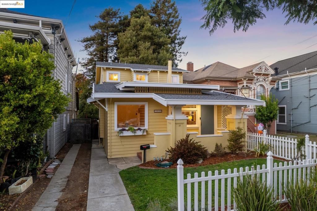 Photo of 1017 Lincoln Ave Ave, Alameda, CA 94501 (MLS # 41114472)
