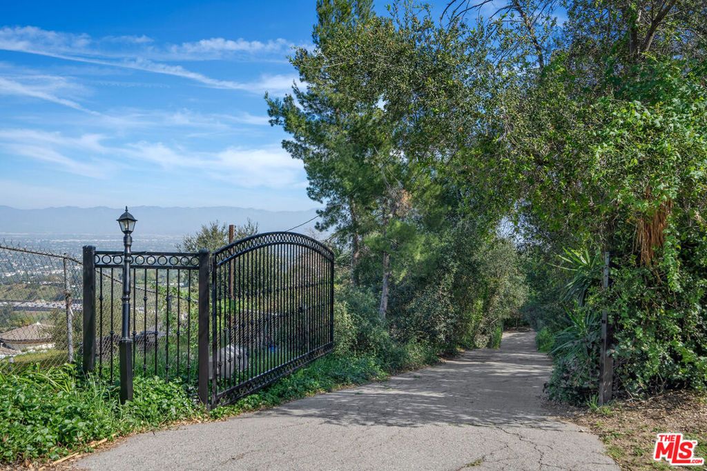 Photo of 15739 Mulholland Place, Los Angeles, CA 90049 (MLS # 25554829)