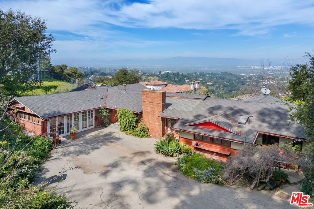 Photo of 15739 Mulholland Place, Los Angeles, CA 90049 (MLS # 25554829)