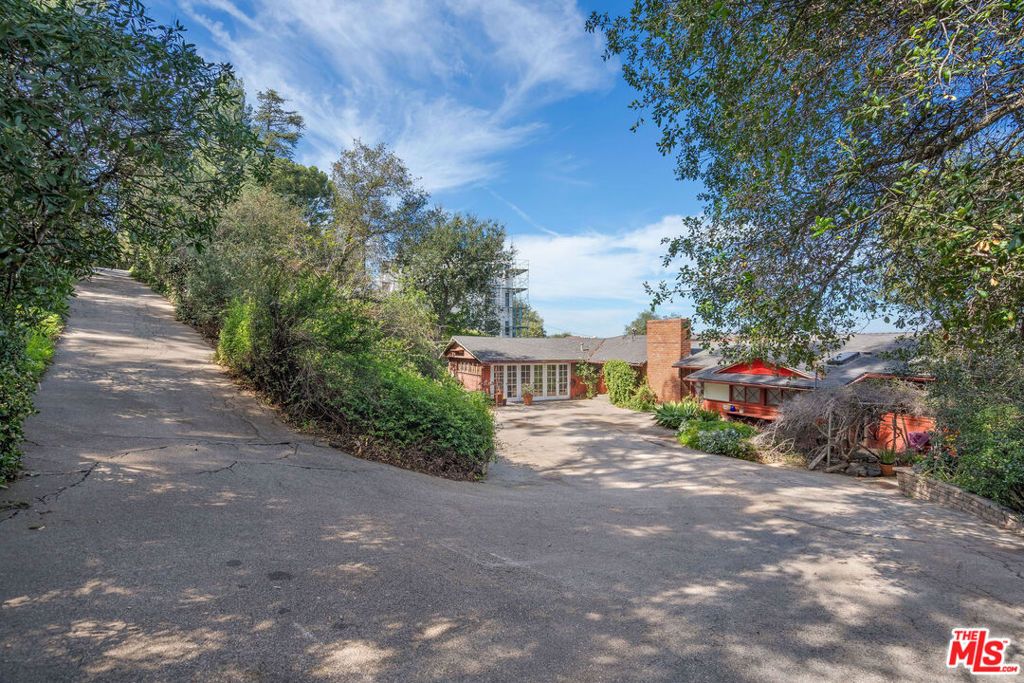 Photo of 15739 Mulholland Place, Los Angeles, CA 90049 (MLS # 25554829)