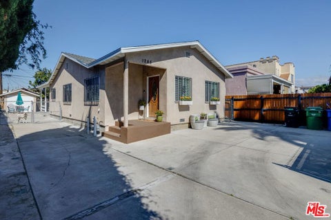 Photo of 1245 S Muirfield Road, Los Angeles, CA 90019 (MLS # 26986771)