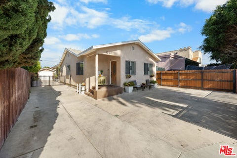 Photo of 1245 S Muirfield Road, Los Angeles, CA 90019 (MLS # 26986771)