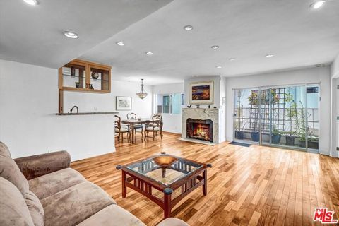 Photo of 910 S Holt Avenue #305, Los Angeles, CA 90035 (MLS # 25578353) Photo of 910 S Holt Avenue #305, Los Angeles, CA 90035 (MLS # 25578353)