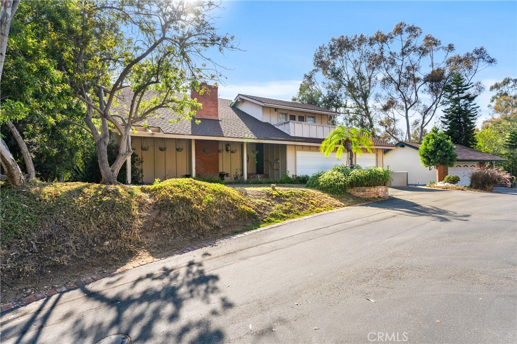 Great Opportunity in the Woods in Lake Forest