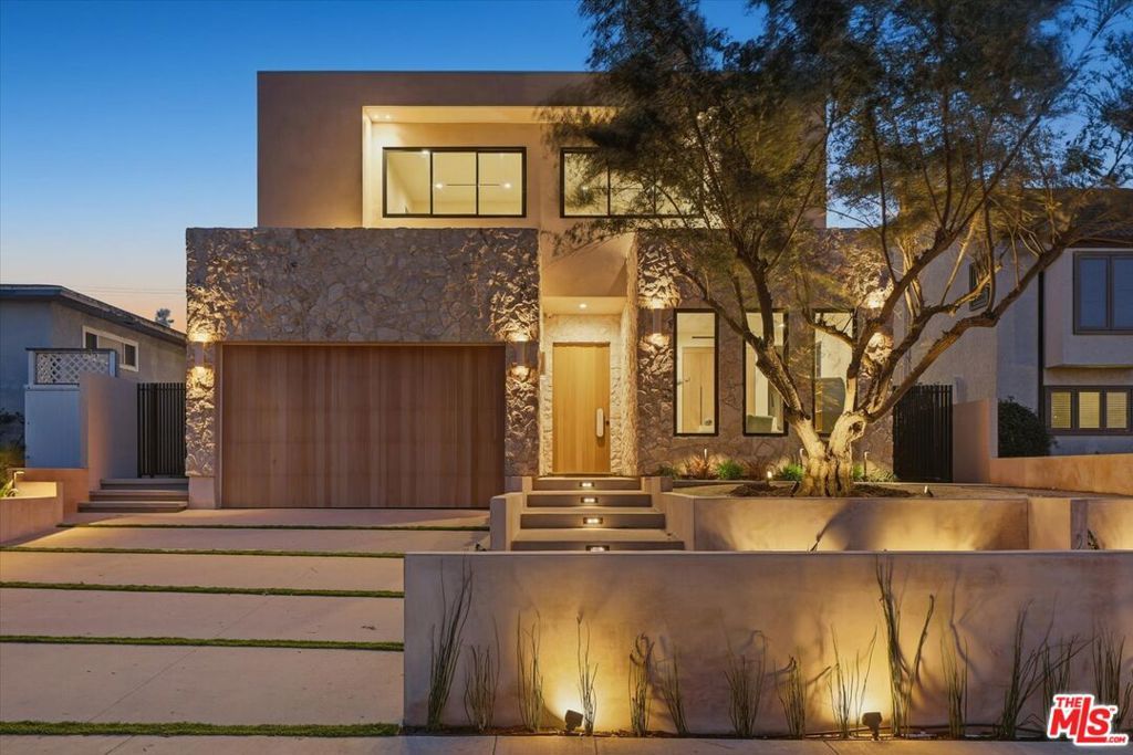 Photo of 3613 Inglewood Boulevard, Los Angeles, CA 90066 (MLS # 26635891)