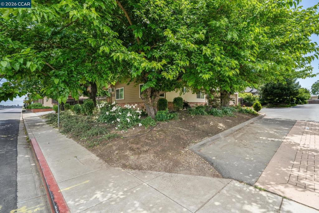 1591 3rd Ave