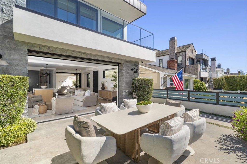 Photo of 716 Heliotrope Ave, Corona Del Mar, CA 92625 (MLS # NP26062763)