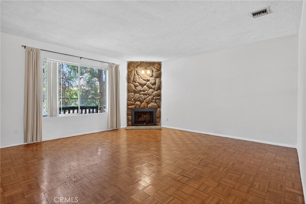 216 W Tujunga A